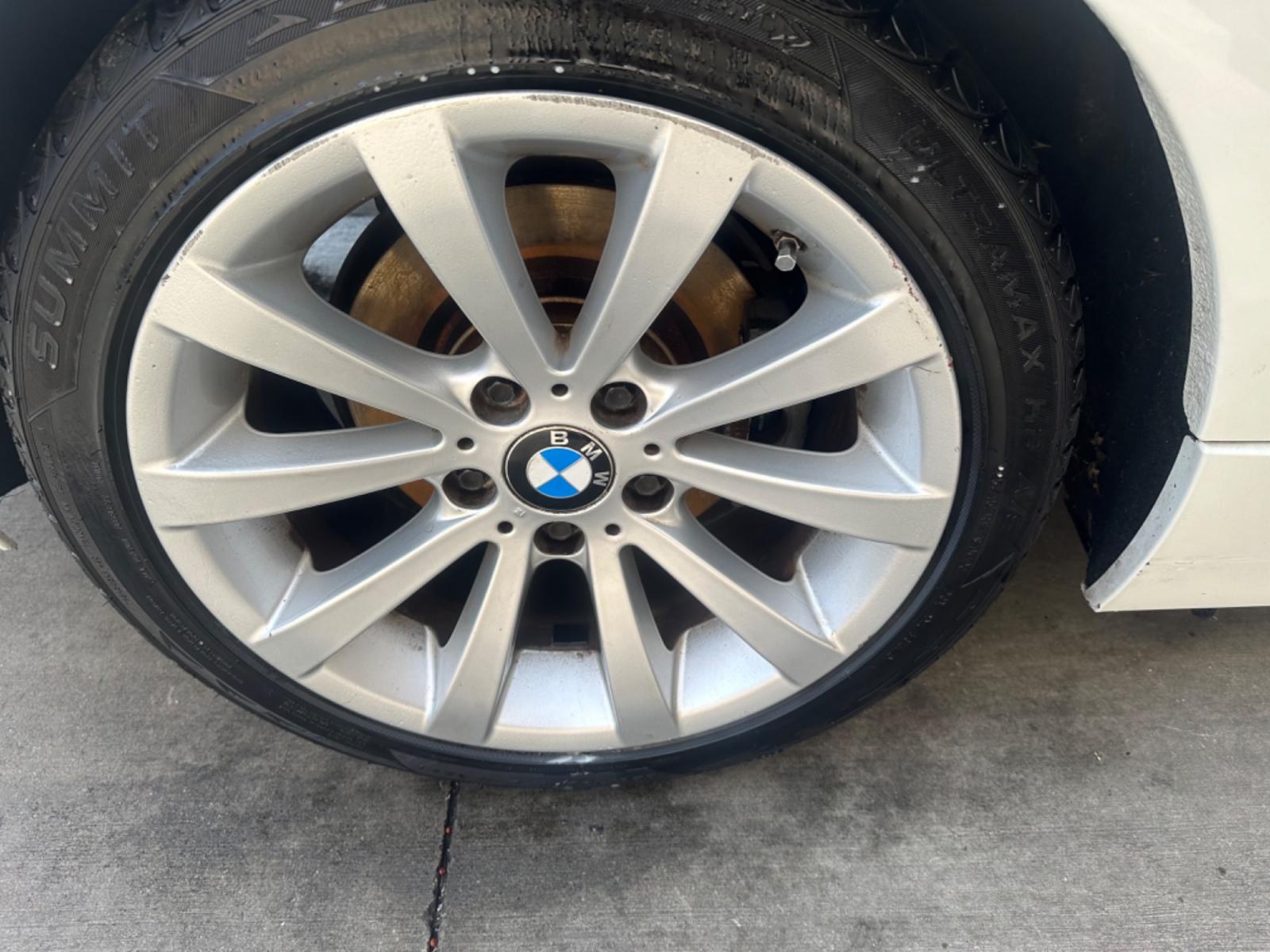 2011 White /Black BMW 3-Series 328i SA SULEV (WBAPH5G55BN) with an 3.0L L6 DOHC 24V engine, Automatic transmission, located at 30 S. Berkeley Avenue, Pasadena, CA, 91107, (626) 248-7567, 34.145447, -118.109398 - Photo #22
